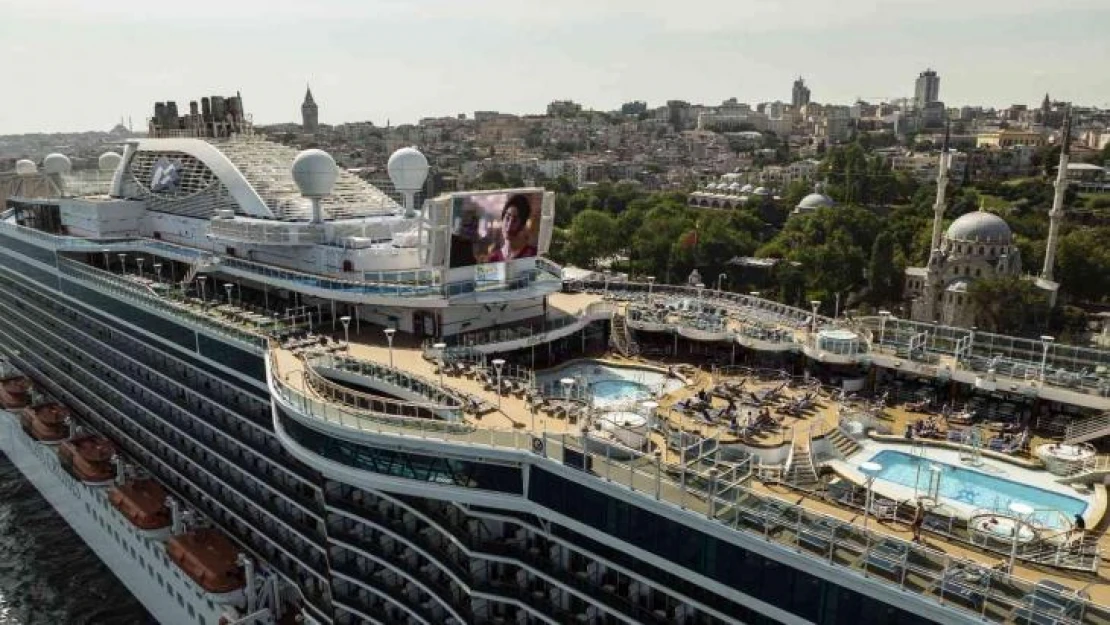 (Özel) İstanbul manzaralı dev gemide sinema keyfi