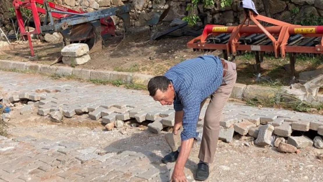 (ÖZEL) Sel suları parke taşlarını yerinden söktü, bir aileyi evsiz bıraktı