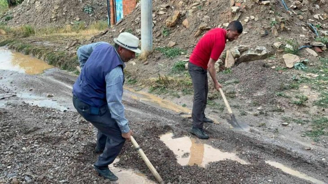 (ÖZEL) Selin getirdiği çamur ve toprak yolu kapattı, mahalleli mahsur kaldı