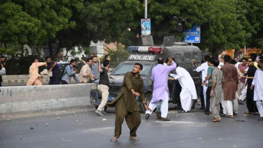 Pakistan'da eski Başbakan Khan destekçilerine bir kentte daha polis müdahalesi