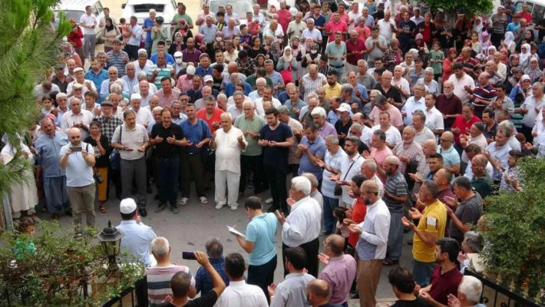 Pandemi sonrası Mersin'den ilk hacı kafilesi gözyaşları ile yola çıktı