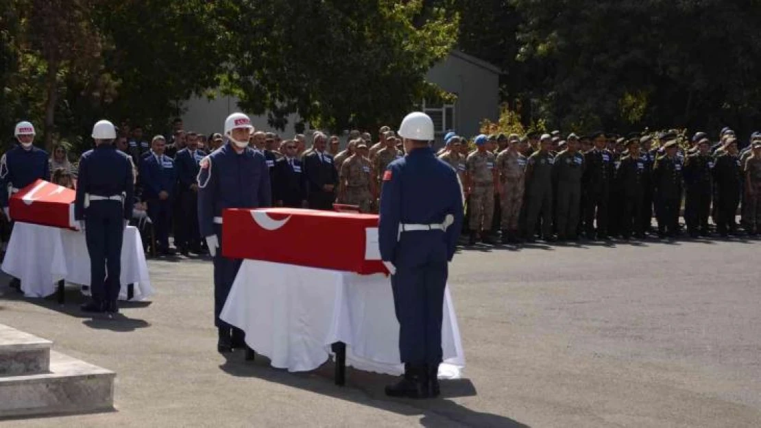 Paraşüt kazasında hayatını kaybeden iki astsubay için cenaze töreni düzenlendi