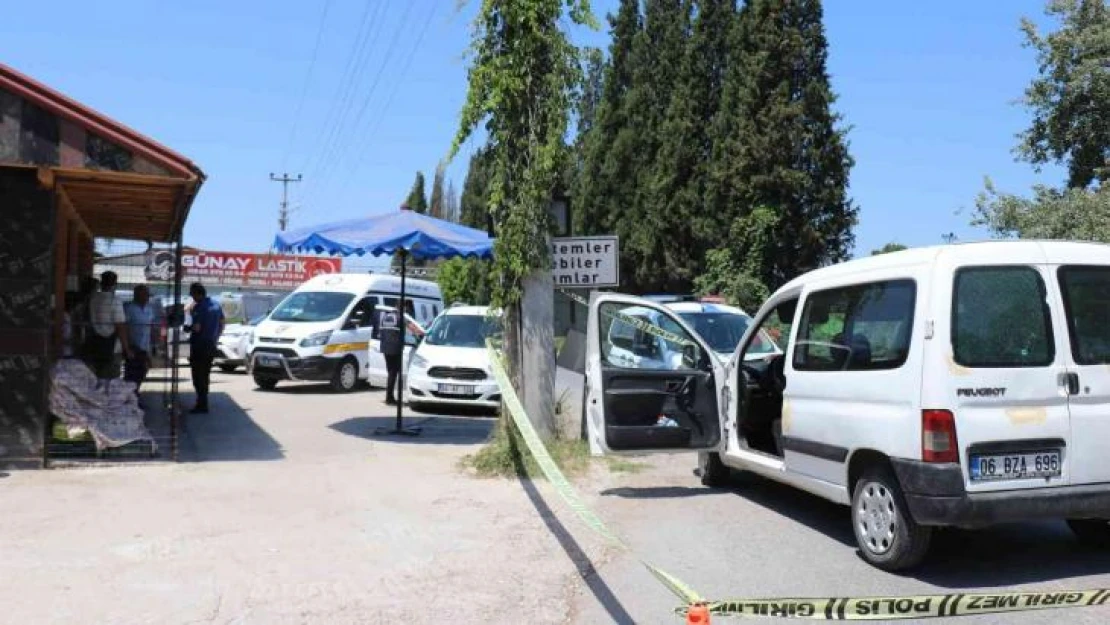 Park halindeki aracın içinde silahlı saldırıya uğradı, ağır yaralandı