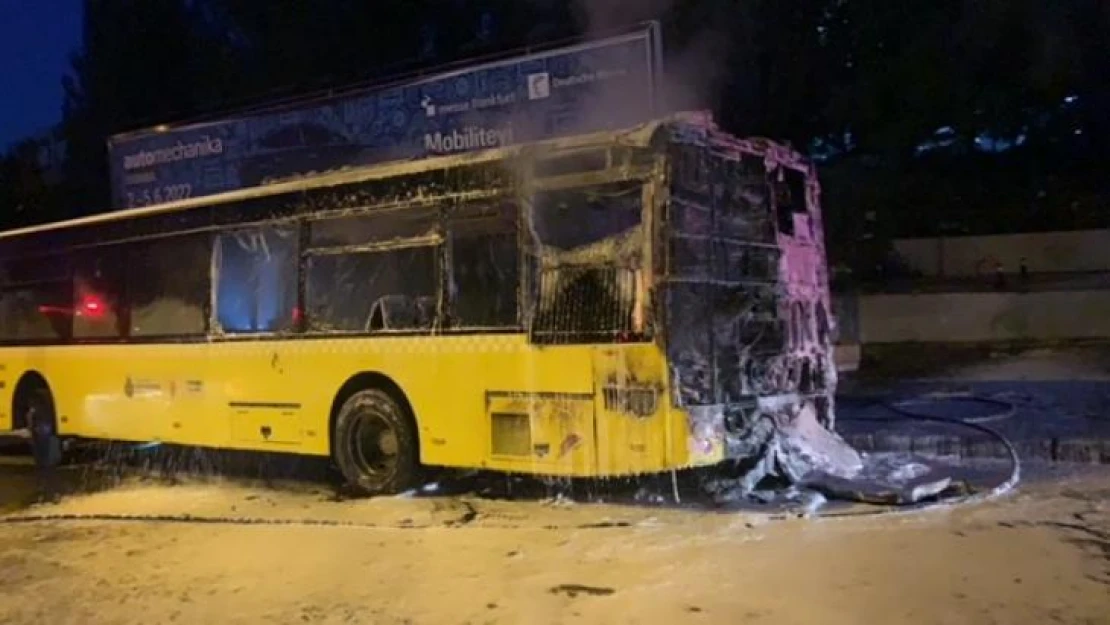 Park halindeki İETT otobüsü alev alev yandı