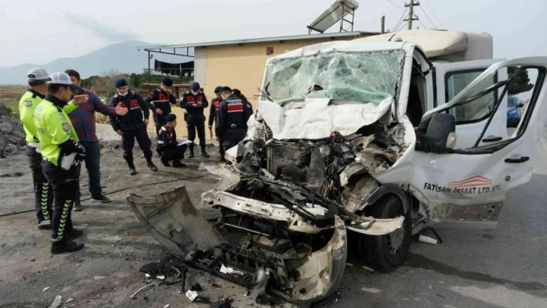 Park halindeki kamyona çarpan kamyonetteki 11 kişi yaralandı