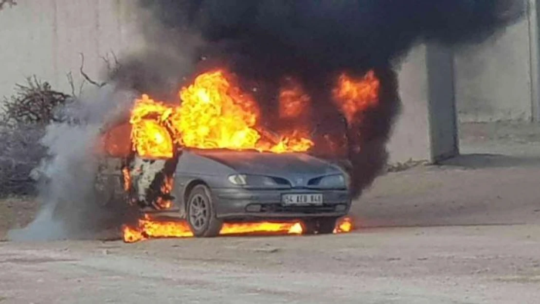 Park halindeki otomobil alev alev yandı