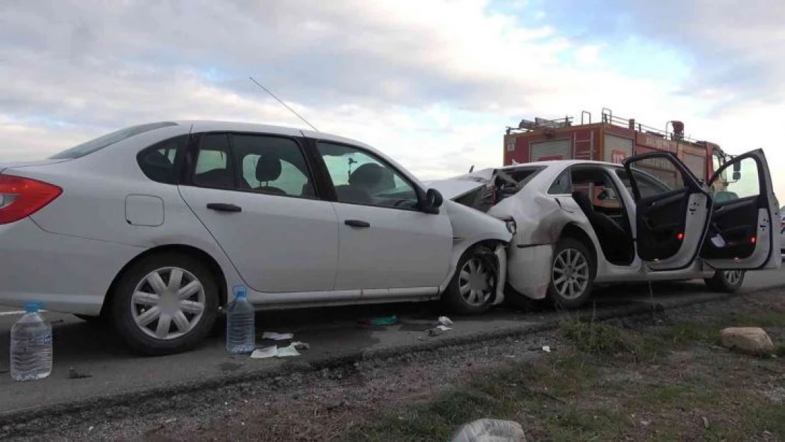 Park halindeki otomobile arkadan çarptı: 3 yaralı