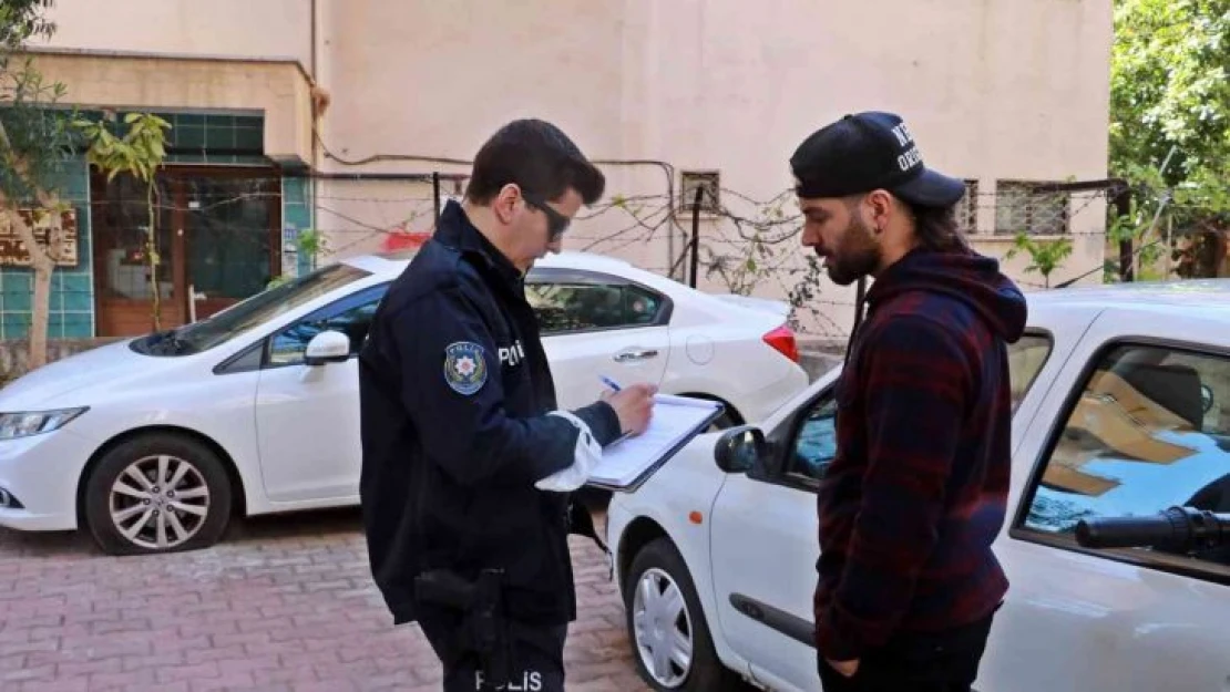 Park halindeki otomobillerin lastiklerini bıçakla patlatıp kaçtılar