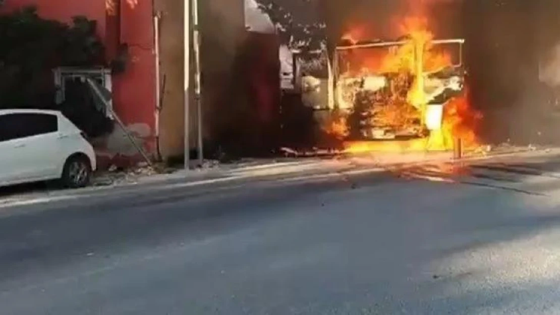 Park halindeki tır alev topuna döndü, lastikler bomba gibi patladı