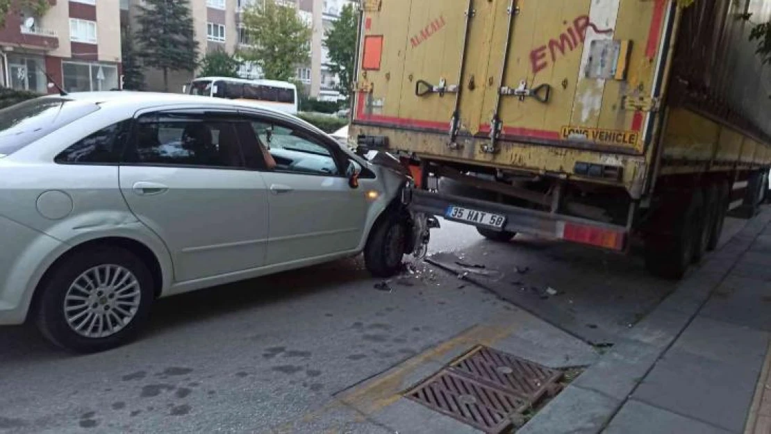 Park halindeki tırın altına otomobiliyle giren sürücü ucuz kurtuldu