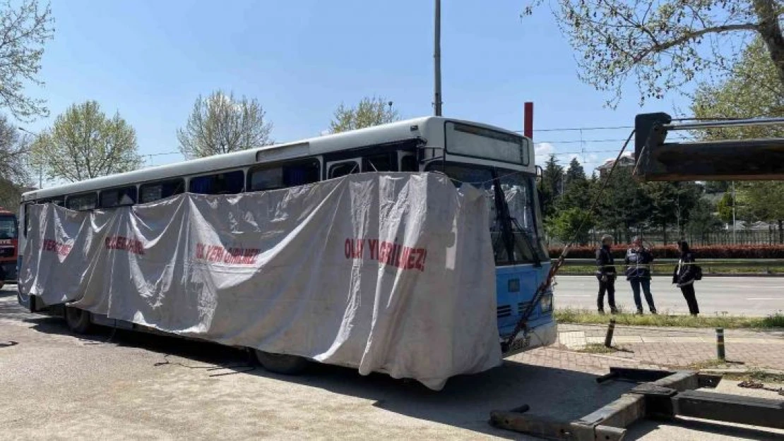 Patlamanın yaşandığı otobüs olay yerinden kaldırıldı...