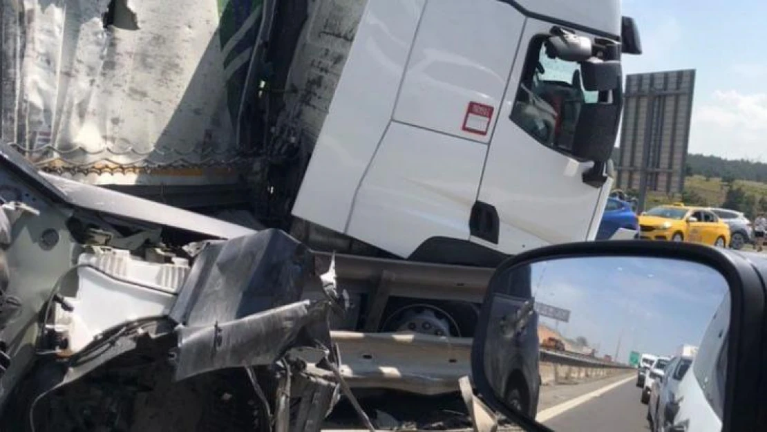 Pendik'te beton tankeri ve tırın karıştığı kazada beton tankeri yola devrildi. Olay yerine sağlık ekipleri sevk edildi.