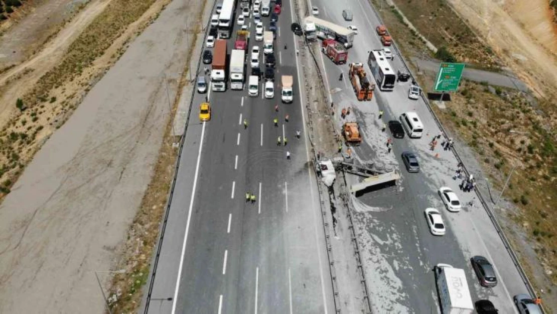 Pendik'te çimento yüklü kamyonla tır çarpıştı: 3 ağır yaralı