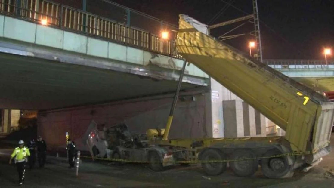 Pendik'te dorsesi açılan kamyon alt geçide çarptı: 1 yaralı