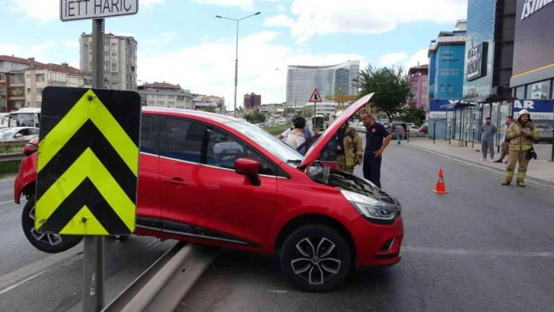 Pendik'te fren yerine gaza basan sürücü durakta bekleyen yayaya çarptı