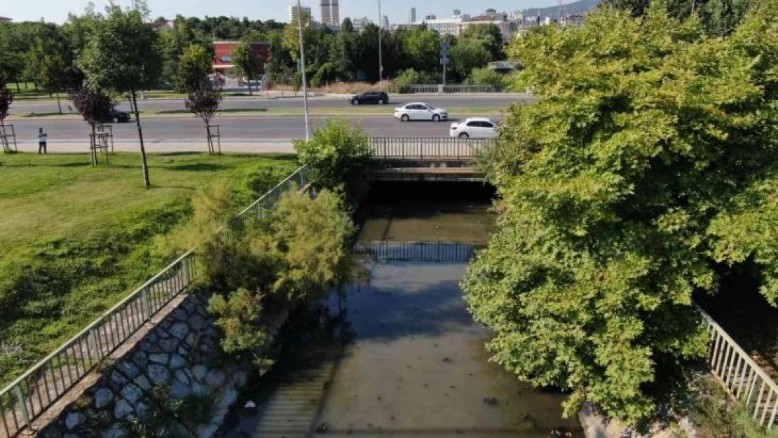 Pendik'te İSKİ'ye ait atık su kanalından yayılan kötü kokular vatandaşı bezdirdi