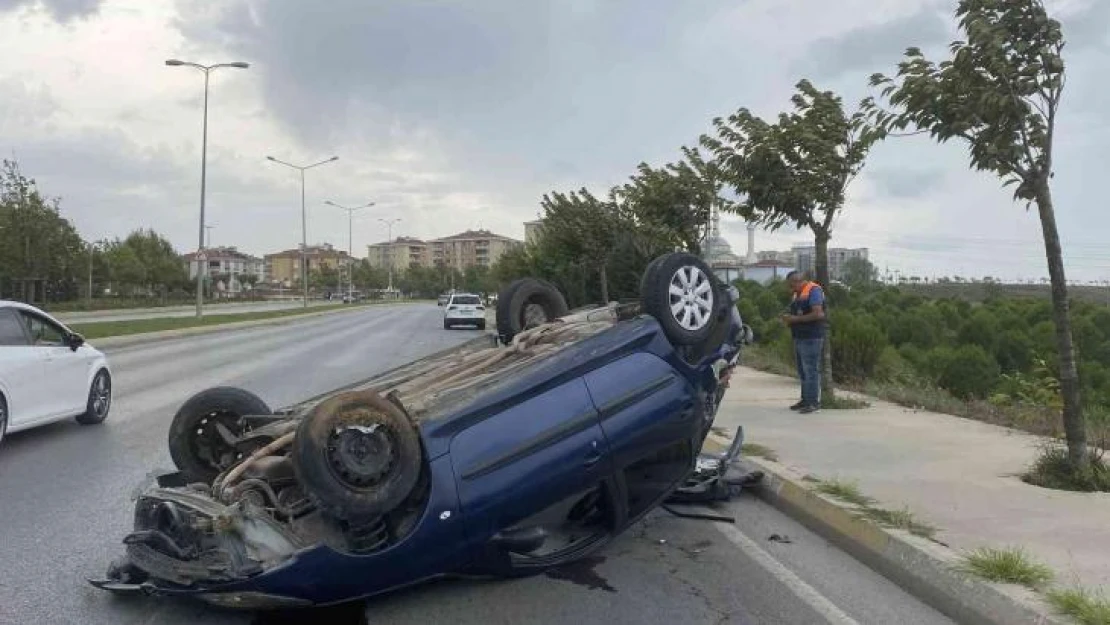 Pendik'te karşı yönden gelen araca çarpan araç takla attı: 1 yaralı