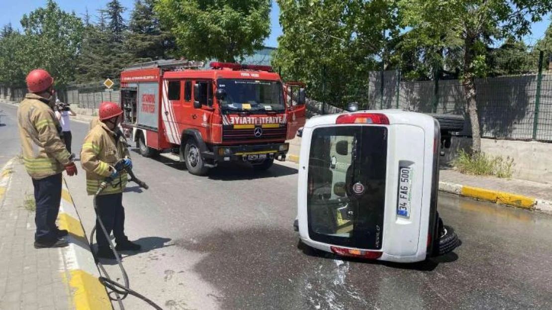 Pendik'te lüks otomobilin çarptığı ticari araç yan yattı: 1 yaralı