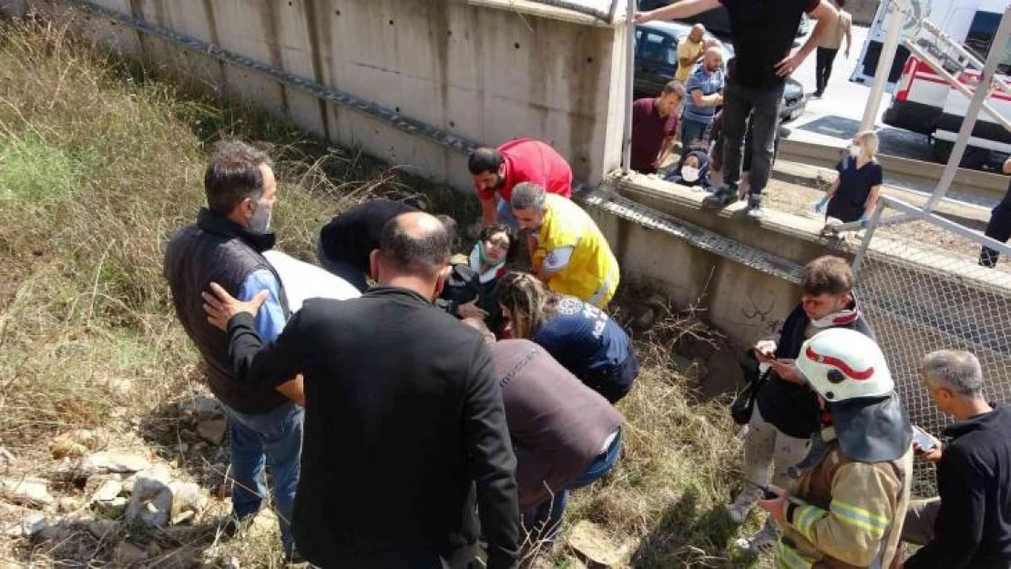 Pendik'te otomobil 3 metrelik duvarı aşıp takla attı, 2 arkadaş yaralandı