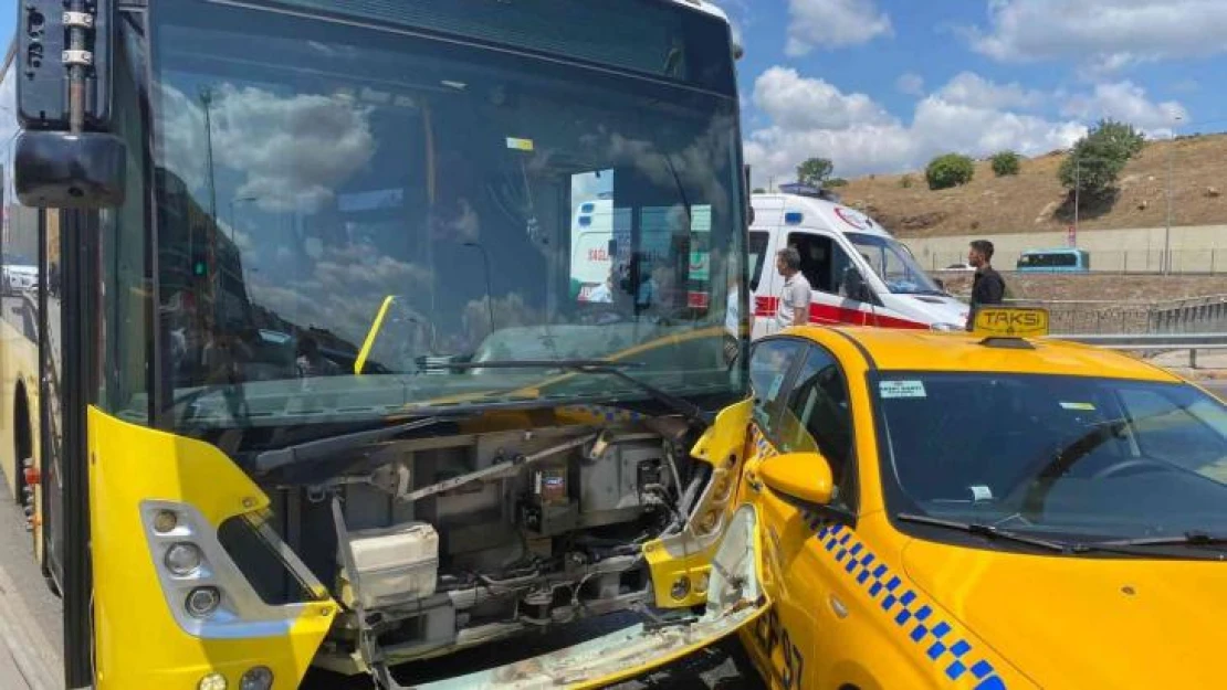 Pendik'te taksi İETT'ye çarptı, yolcular panikle dışarı çıktı