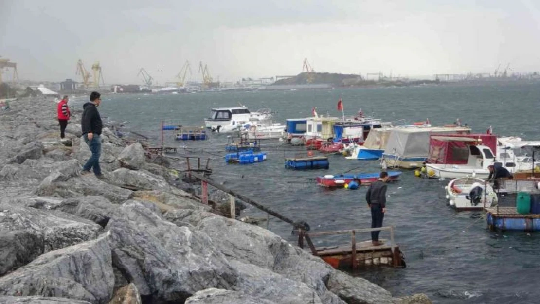 Pendik'te vatandaşlar şiddetli dalgalarla fotoğraf çekindi