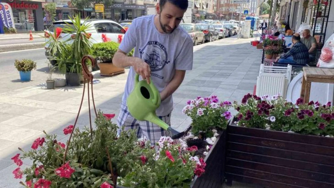 Pendik'te yaşlı kadınlar çiçekleri söke söke çaldılar