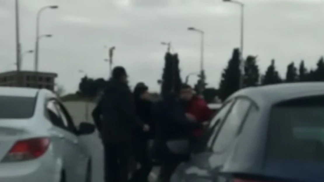 Pendik'te yol verme kavgasında yumruklar, tekmeler havada uçuştu