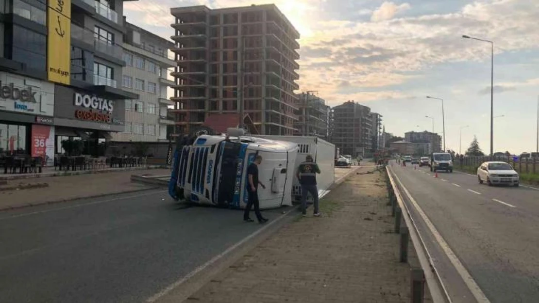 Pikap ile çarpışan dinamit yüklü tır devrildi: 1 yaralı