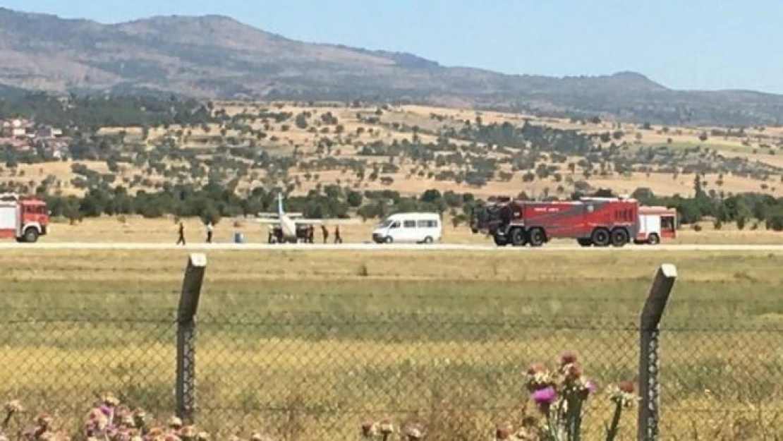 Piste iniş yapmak isteyen uçağın ön tekeri koptu