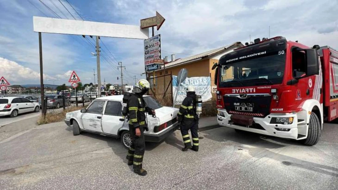 Plaka almaya giderken, otomobilin motoru yandı