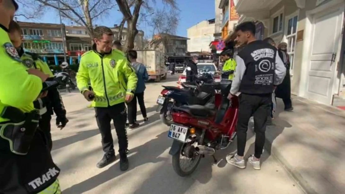 Plakasını boyayıp değiştirdi, polis ekipleri bile şaşırdı...