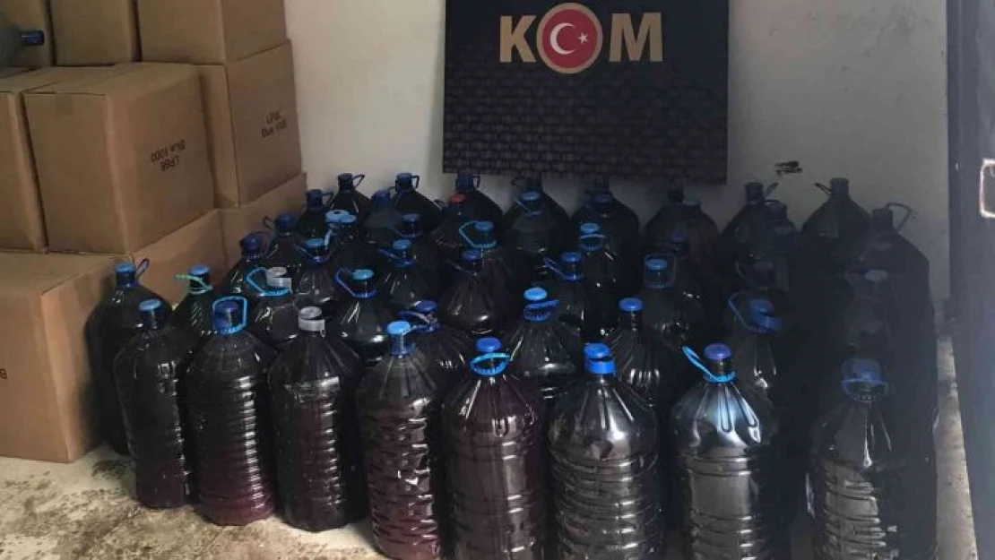 Polis battaniyeyi kaldırınca ortaya çıkardı: 945 litre kaçak içki ele geçirildi