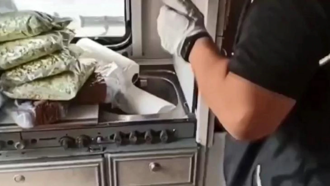 Polis ekiplerinin şok baskın yaptığı karavan, uyuşturucu deposu çıktı