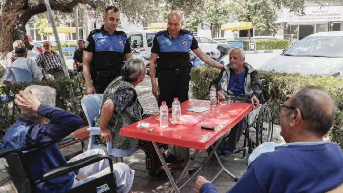 Polis huzurevindeki 'babaları' unutmadı