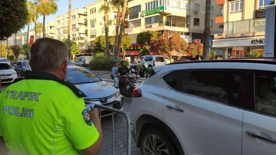 Polisi gören yönünü değiştirdi