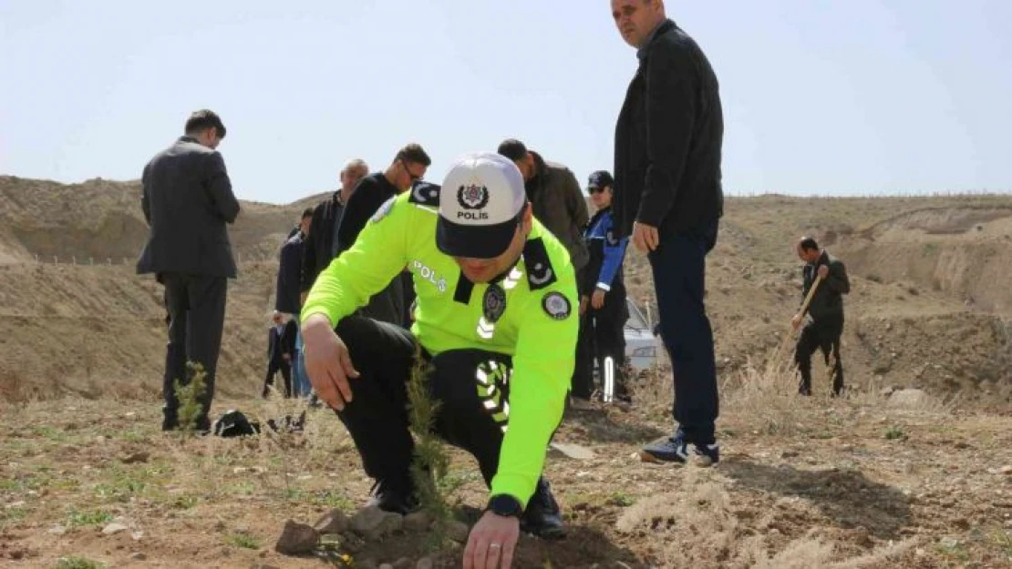 Polisler fidanları toprakla buluşturdu