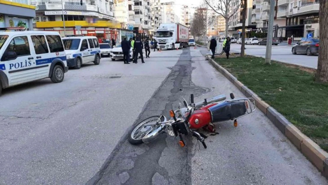 Polislerin gözü önünde yayaya çarptı