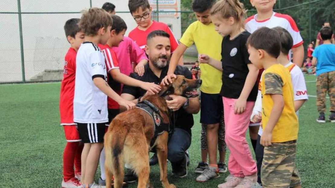 Polislerle çocuklar futbol maçı yaptı, kazanan dostluk oldu