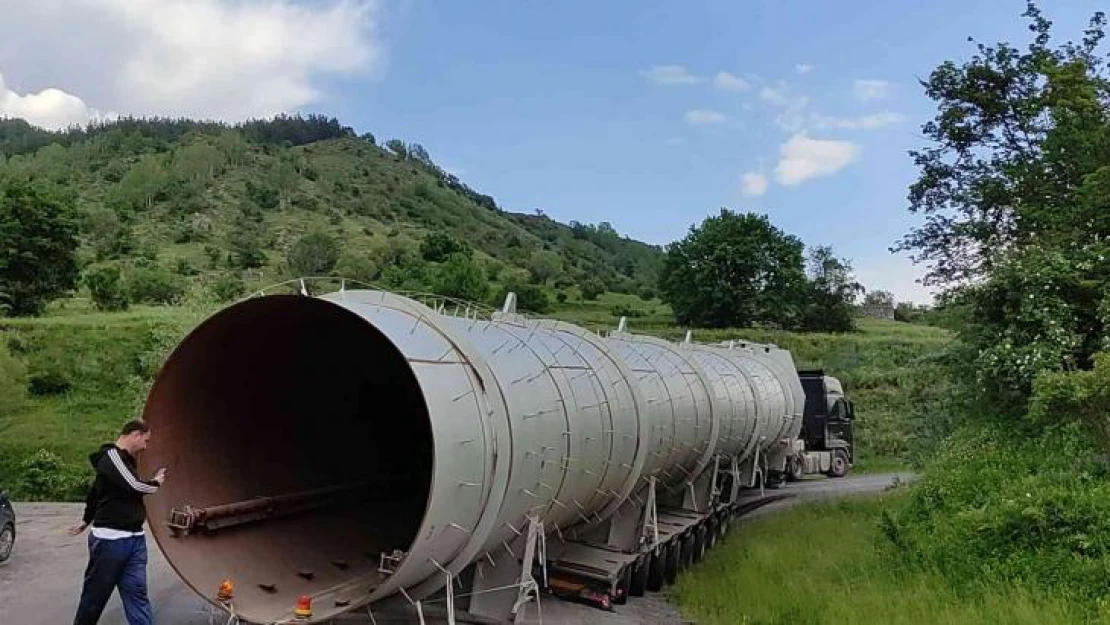 Posof'ta virajı dönemeyen tır trafiği felç etti