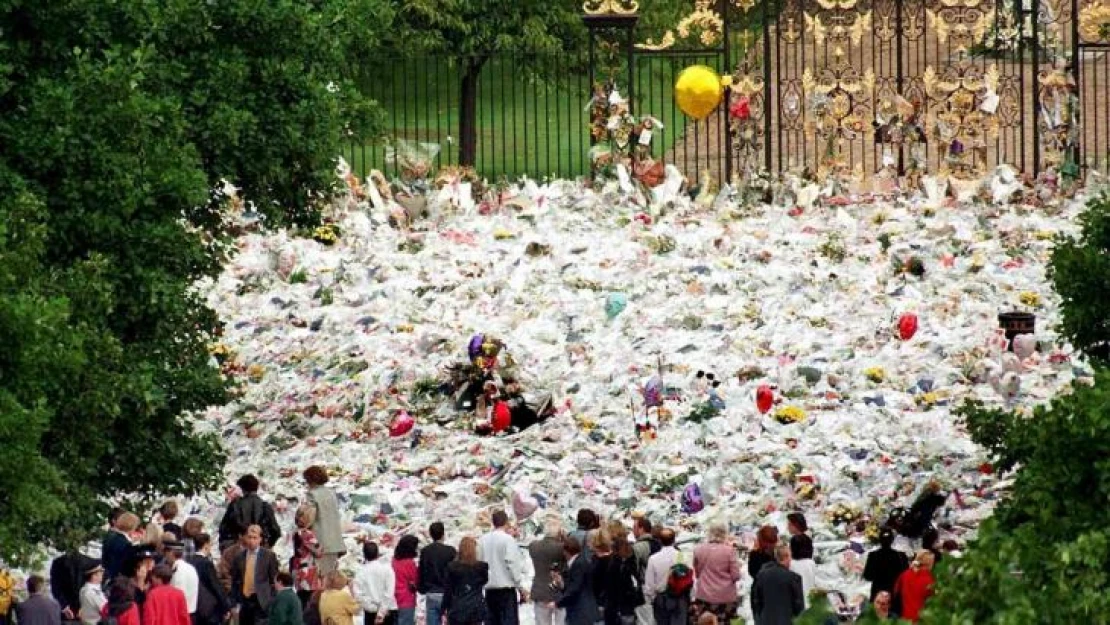 Prenses Diana, taziye çiçekleri ile Kraliçe II. Elizabeth'i gölgede bıraktı