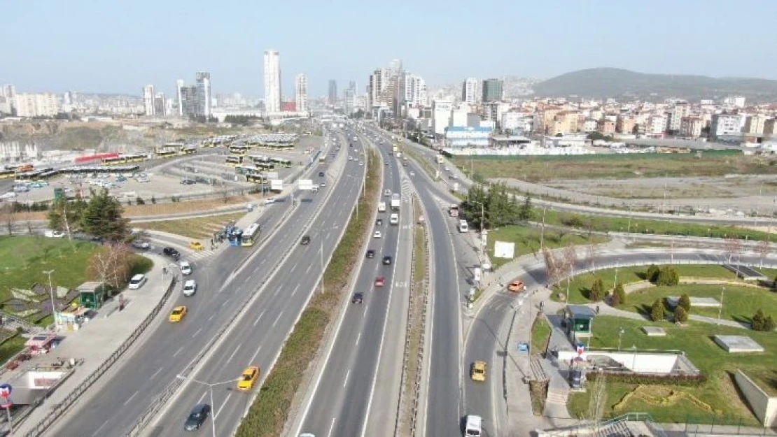 Ramazan ayının ilk gününde İstanbul'da trafik yollar boş kaldı