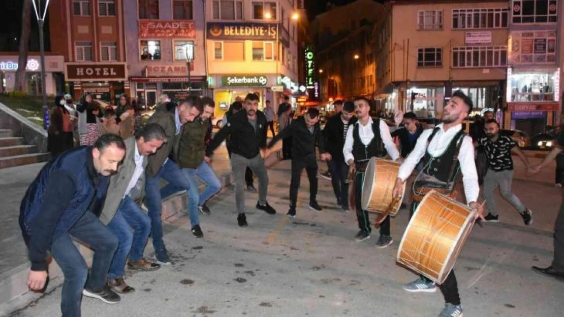 Ramazan davulcuları Ramazan ayına davul gösterisi ile veda etti