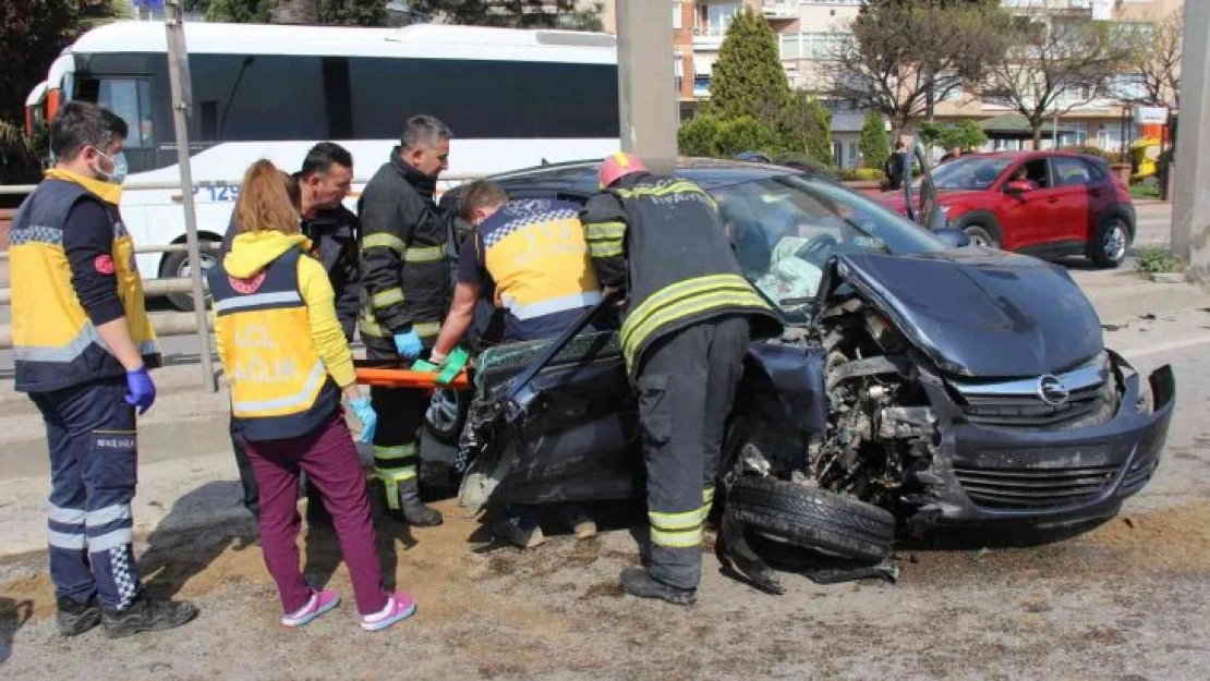 Refüje çarpan otomobil hurdaya döndü, sıkışan yaralıları itfaiye çıkardı