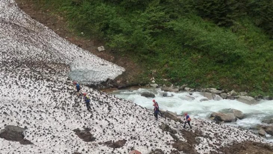 Rize'de dereye düşen Ummanlı turisti arama çalışmaları sürüyor