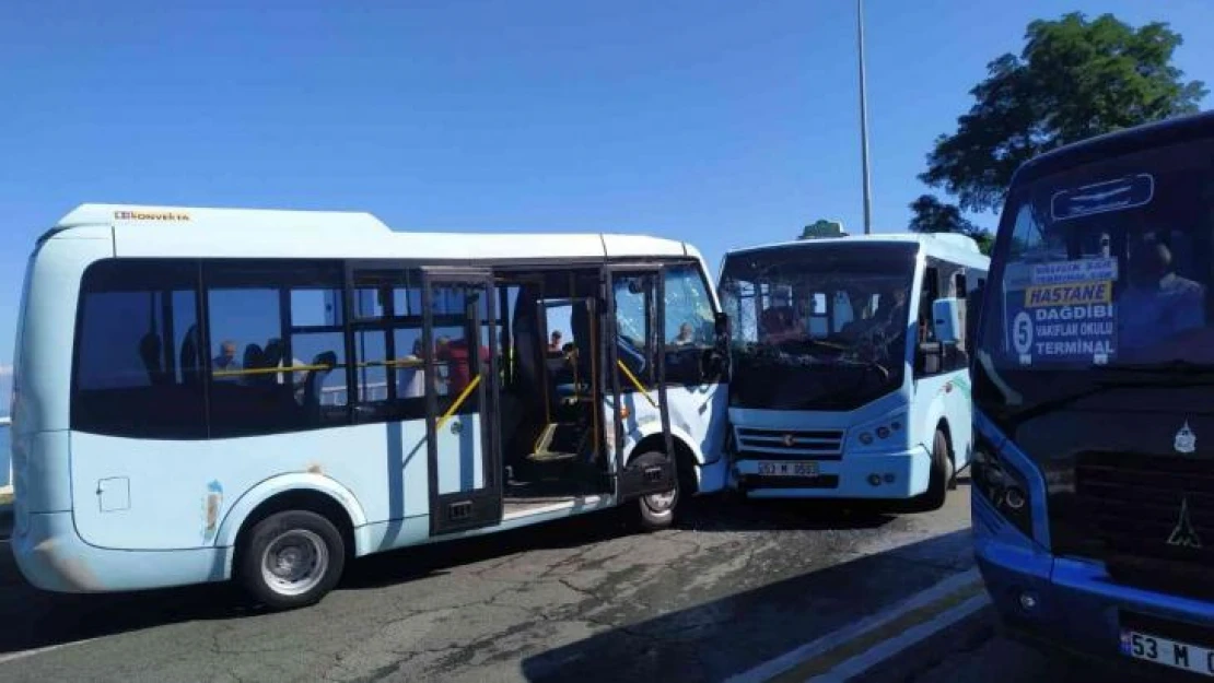 Rize'de iki dolmuş kafa kafaya çarpıştı: 17 yaralı