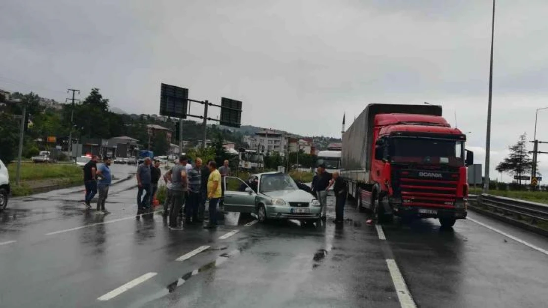 Rize'de tır otomobile çarptı, baba ve oğlu ağır yaralandı