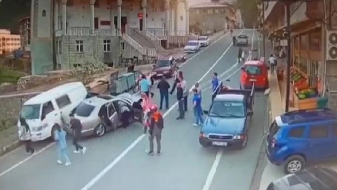 Rize'de yola atlayan motor sürücüsü 3 araçlı zincirleme kazaya sebep oldu