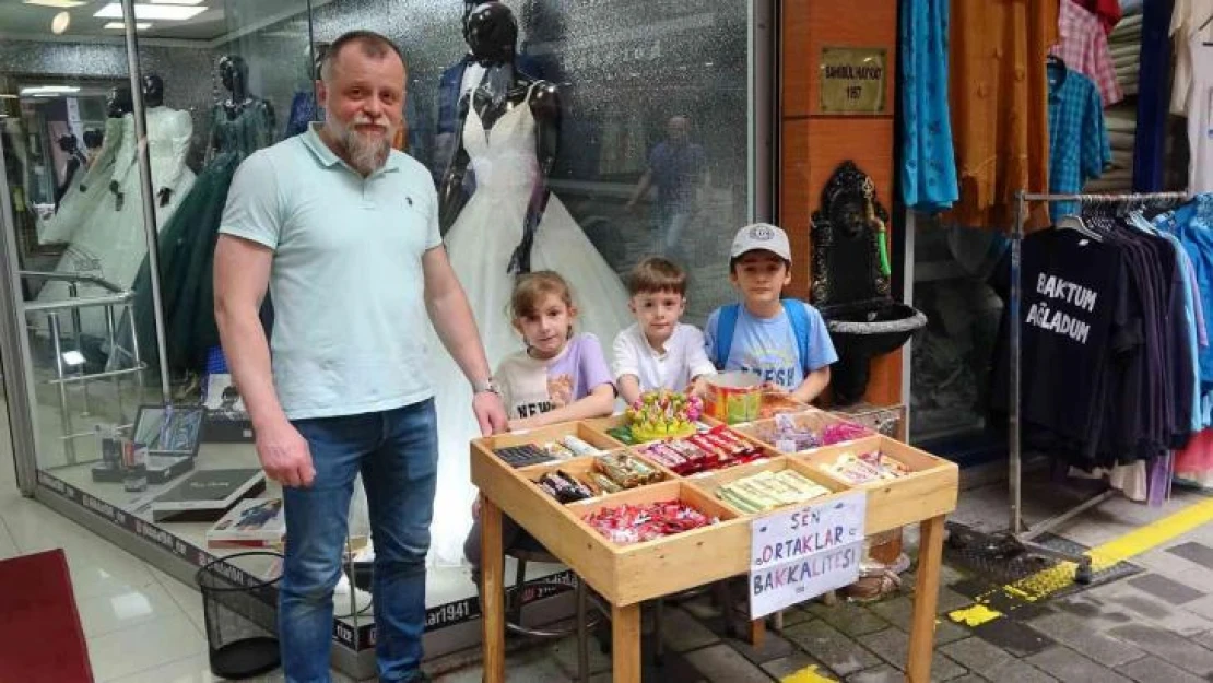 Rize'nin 'Şen ortakları' açtıkları tezgah ile herkesin ilgi odağı oldular