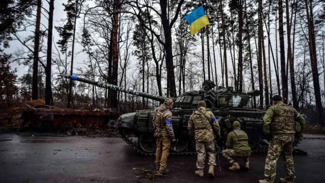 Rusların bıraktığı tanklar Kiev'e getiriliyor