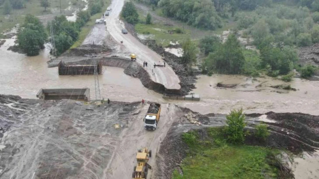 Sada çayının taşmasıyla yol çöktü, iki ilçenin Kastamonu'yla bağlantısı kesildi